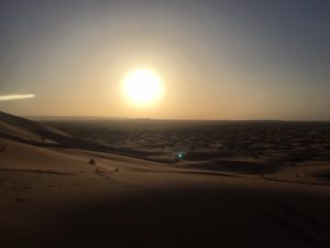 モロッコ サハラ砂漠で朝日鑑賞